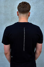 Laden Sie das Bild in den Fotogalerie-Viewer, T-Shirt schwarz mit Rücken print - unisex

