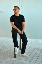 Laden Sie das Bild in den Fotogalerie-Viewer, T-Shirt schwarz mit Rücken print - unisex
