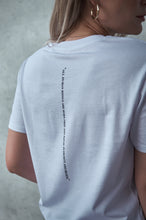 Laden Sie das Bild in den Fotogalerie-Viewer, T-Shirt weiß Rücken print - unisex
