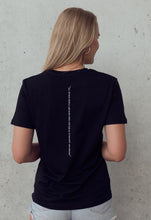 Laden Sie das Bild in den Fotogalerie-Viewer, T-Shirt schwarz mit Rücken print - unisex
