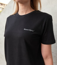 Laden Sie das Bild in den Fotogalerie-Viewer, T-Shirt schwarz mit Rücken print - unisex
